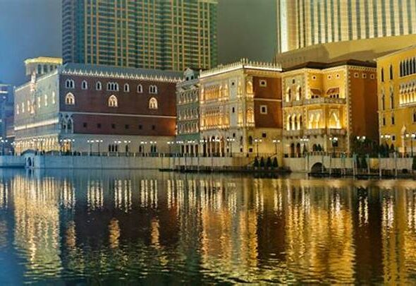hiburan-kasino-unik-casino-the-venetian-macau-tawarkan-wahana-naik-gondola-di-dalam-gedung_641489184.jpg